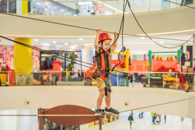 Sevimli küçük çocuk alışveriş merkezinde macera parkı tırmanma onun zaman zevk