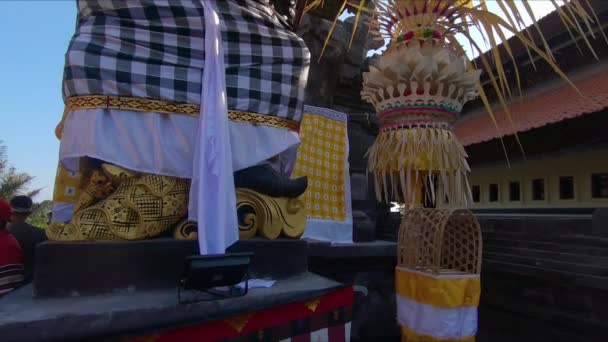 Captura lenta das estátuas religiosas às portas de um templo balinês — Vídeo de Stock