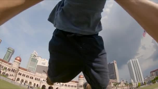 Ponto de vista slow motion tiro de um pai feliz jogando seu filho em um parque — Vídeo de Stock