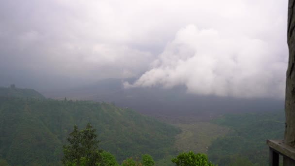 Bulutlar alagizlenmiş bir dağ Batur ve kalderası üzerinde görünümü. Travell bali kavramı — Stok video