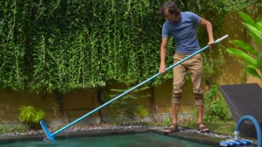 Genç adam profesyonel yüzme havuzu temizleyici havuz temizleme hizmeti yok