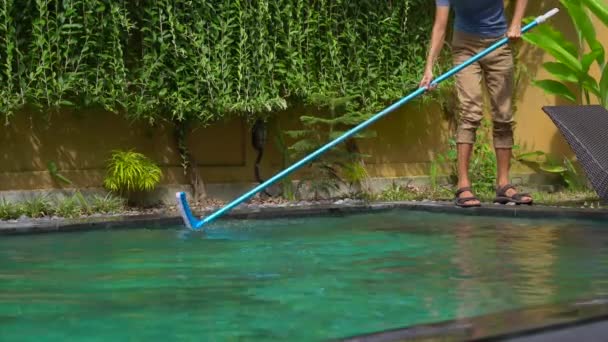 Joven hombre profesional limpiador de piscinas hace servicio de limpieza de piscinas — Vídeos de Stock