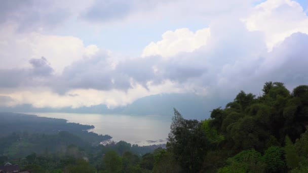 在巴图尔火山口内的巴图尔湖上欣赏美景。前往巴厘岛概念 — 图库视频影像