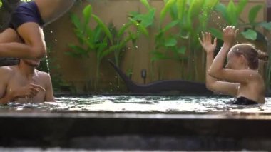 Mutlu aile - baba anne ve oğlu yüzme havuzunda eğlenin