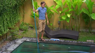 Genç adam profesyonel yüzme havuzu temizleyici havuz temizleme hizmeti yok