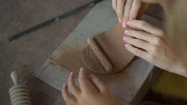 Молода жінка і її маленький син на майстер-класі з кераміки — стокове відео