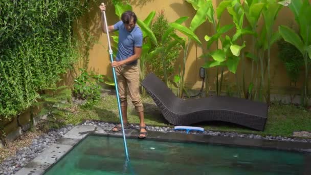 Jovem homem profissional piscina limpador faz serviço de limpeza da piscina — Vídeo de Stock