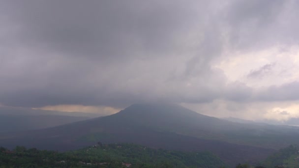 ढगांमध्ये लपलेल्या बटूर पर्वतावर आणि त्याच्या कॅल्डरावर पहा. बाली संकल्पना प्रवास — स्टॉक व्हिडिओ