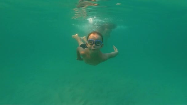 Superslowmotion scatto di una madre di famiglia e figlio immersioni nel mare blu — Video Stock