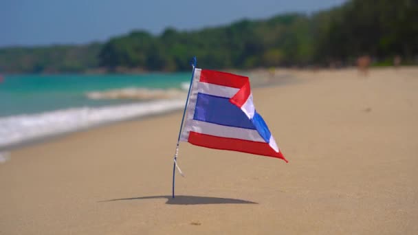 Primer plano de una bandera nacional de Tailandia en una hermosa playa. Concepto de vacaciones tropicales. Viaje a Tailandia concepto — Vídeos de Stock