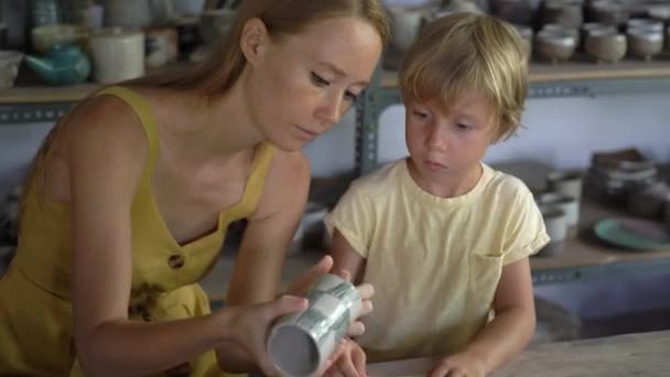 陶芸のマスタークラスの若い女性と彼女の小さな息子 — ストック動画
