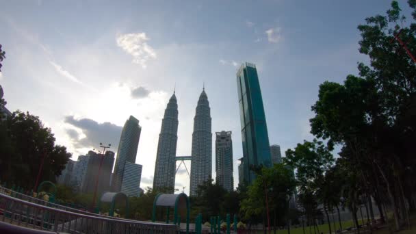 クアラルンプール、 マレーシア - 21.02.2018: クアラルンプールのダウンタウンエリアにあるペトロナスツインタワーのタイムラプスショット — ストック動画