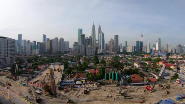 Trefa do centra města Kuala Lumpur s velkým staveništi — Stock video