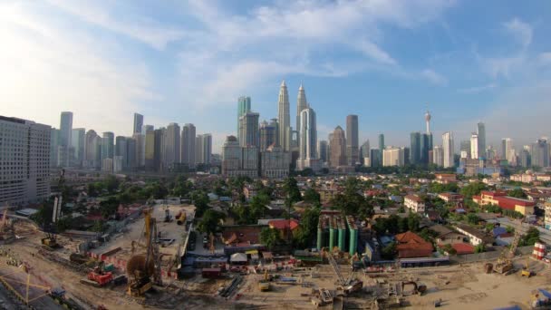 Trefa do centra města Kuala Lumpur s velkým staveništi — Stock video