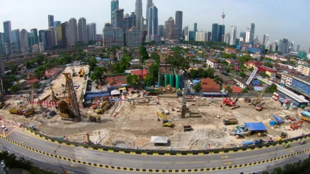 Timelapse tiro do centro da cidade de Kuala Lumpur com um grande canteiro de obras — Vídeo de Stock