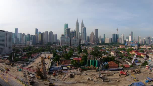 Timelapse tiro do centro da cidade de Kuala Lumpur com um grande canteiro de obras — Vídeo de Stock