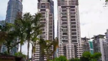 Petronas Kuleleri manzaralı Kuala Lumpur Merkez Parkı Hyperlapse çekim