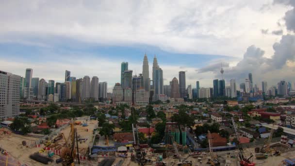 KUALA LUMPUR, MALAYSIA 2 MAIO 2018: Timelapse shot of the Kuala Lumpur downtown area with a big construction site — Vídeo de Stock