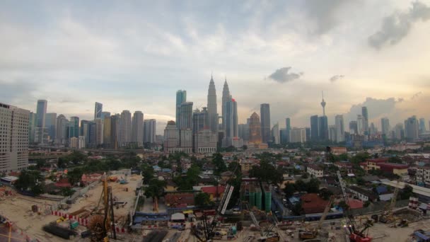 KUALA LUMPUR, MALAYSIA 2 MAIO 2018: Timelapse shot of the Kuala Lumpur downtown area with a big construction site — Vídeo de Stock