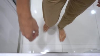 Bir adam mutfak dolabına yürür ve çekmeceden bir kaşık ve çatal alır. Kutuda sadece iki kaşık ve çatal var. Minimalizm kavramı
