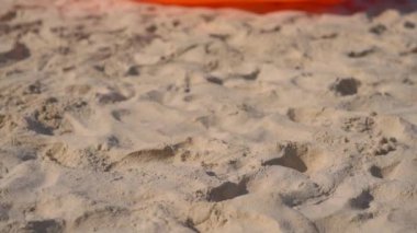Tropik bir sahilde şişme bir kanepede oturan genç bir kadının slowmotion çekim. Yaz tatili konsepti