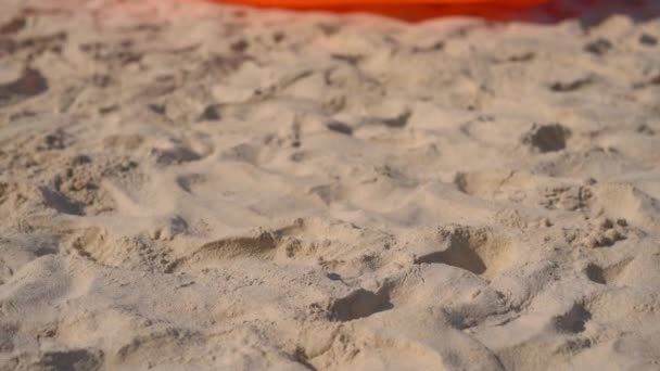 Filmagem em câmera lenta de uma jovem mulher em uma praia tropical sentada em um sofá inflável. Conceito férias de verão — Vídeo de Stock