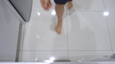 Bir kadın mutfak dolabına yürür ve çekmeceden bir kaşık ve çatal alır. Kutuda sadece iki kaşık ve çatal var. Minimalizm kavramı