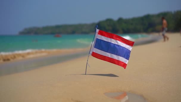 아름다운 해변에서 태국의 국기의 슈퍼 슬로우 모션 샷. 열대 휴가 개념입니다. 여행 태국 개념 — 비디오