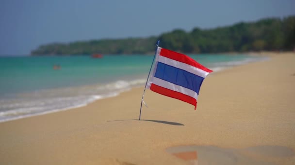 Superslowmotion disparo de una bandera nacional de Tailandia en una hermosa playa. Concepto de vacaciones tropicales. Viaje a Tailandia concepto — Vídeo de stock