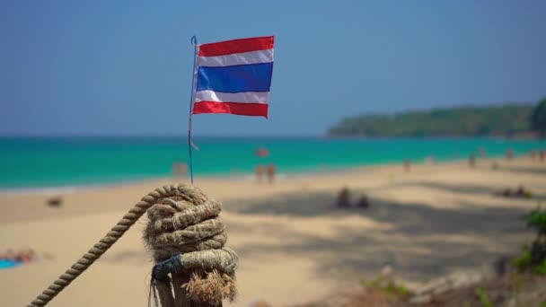 Superslowmotion tiro di una bandiera nazionale della Thailandia su una bella spiaggia. Il concetto di vacanza tropicale. Viaggio in Thailandia concetto — Video Stock