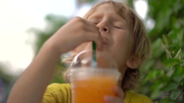 Primer plano de un niño comiendo un delicioso panqueque en un mercado callejero. Concepto de comida callejera . — Vídeos de Stock