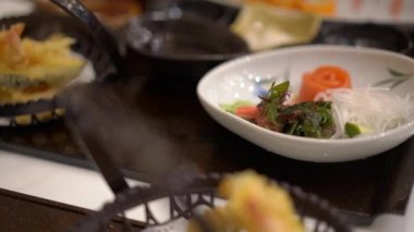 Bir restoranda Japon yemekleri sevinci çeken genç bir kadının slowmotion çekimi