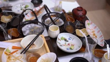 Bir Japon restoranında yemekten sonra boş tabak lar ve bardaklar. sıfır gıda atık kavramı kavramı