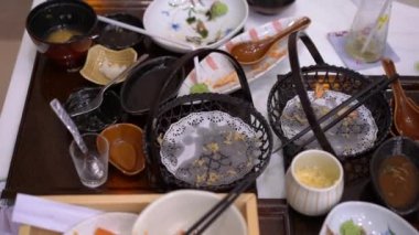 Bir Japon restoranında yemekten sonra boş tabak lar ve bardaklar. sıfır gıda atık kavramı kavramı