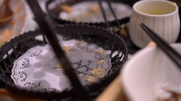 Άδειοι πλάκες και κύπελλα μετά το γεύμα σε ένα ιαπωνικό εστιατόριο. έννοια της έννοιας της μηδενικής σπατάλης τροφίμων — Αρχείο Βίντεο