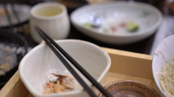 Platos y tazas vacías después de la comida en un restaurante japonés. concepto de un concepto de cero desperdicio de alimentos — Vídeos de Stock