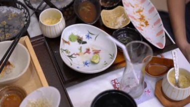 Bir Japon restoranında yemekten sonra boş tabak lar ve bardaklar. sıfır gıda atık kavramı kavramı