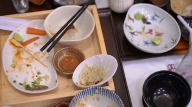 Bir Japon restoranında yemekten sonra boş tabak lar ve bardaklar. sıfır gıda atık kavramı kavramı