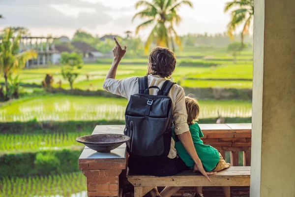 Baba ve oğlu Bali ünlü volkanların arka plan karşı Beautiful Rice Terraces üzerinde gezginler, Endonezya çocuk kavramı ile seyahat — Stok fotoğraf