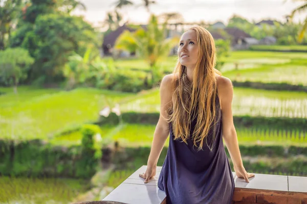 Touristinnen genießen den Panoramablick auf die schöne asiatische Landschaft der Reisfelder — Stockfoto