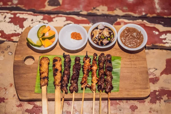 Diferentes tipos de satay jantar comida indonésia — Fotografia de Stock