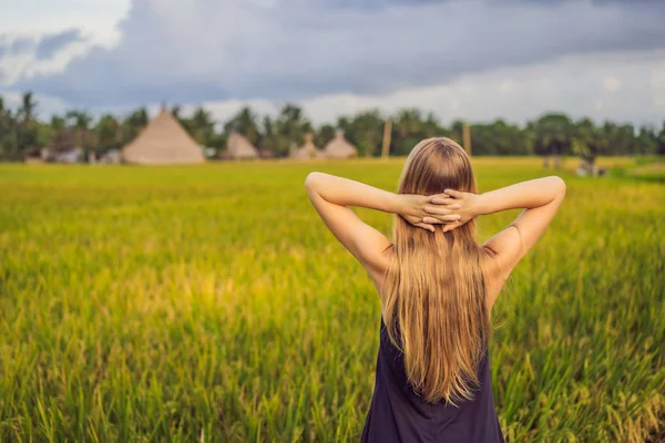 Женщины-туристы наслаждаются панорамным видом на красивые азиатские пейзажи рисовых полей — стоковое фото