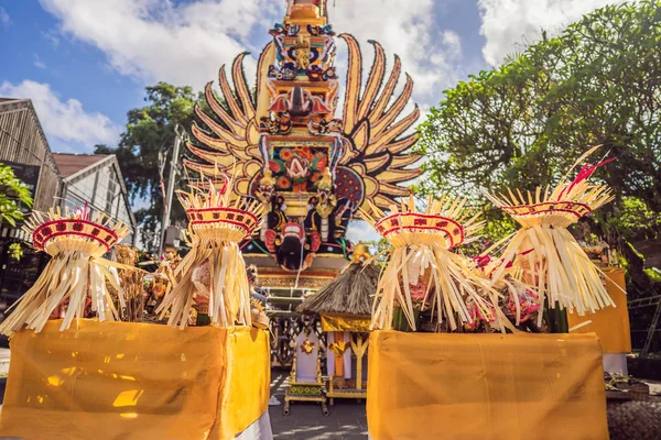 Bade crematie Tower met traditionele Balinese sculpturen van demonen en bloemen op Central Street in Ubud, eiland Bali, Indonesië. Voorbereid op een aankomende crematie ceremonie — Stockfoto