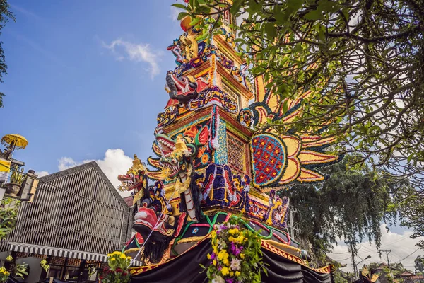 Bade crematie Tower met traditionele Balinese sculpturen van demonen en bloemen op Central Street in Ubud, eiland Bali, Indonesië. Voorbereid op een aankomende crematie ceremonie — Stockfoto