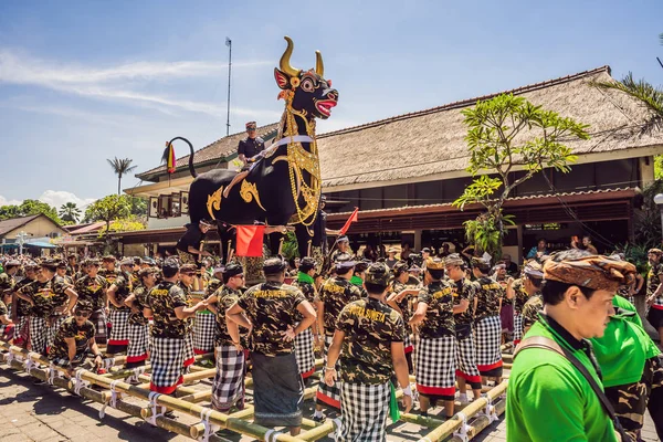 Ubud, Bali, Indonesië-22 april 2019: Koninklijke crematie ceremonie prepatie. Balinese hindoes religie processie. Bade en lembu zwarte stier symbool van vervoer voor de geest naar de hemel — Stockfoto