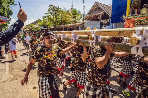 乌布,巴厘岛,印度尼西亚 - 2019年4月22日 : 皇家火葬仪式。巴厘岛印度教徒宗教游行。巴德和伦布黑牛的象征运输的精神到天堂 — 图库照片