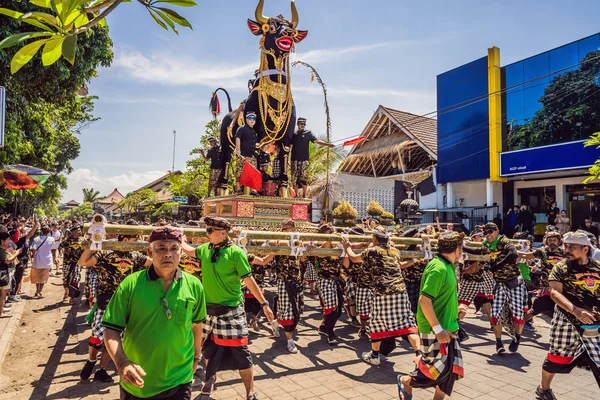 Убуд, Бали, Индонезия - 22 апреля 2019 года: Подготовка к королевской кремации. Балийская индуистская религиозная процессия. Bade и Лембу черный бык символ транспортировки духа на небо — стоковое фото
