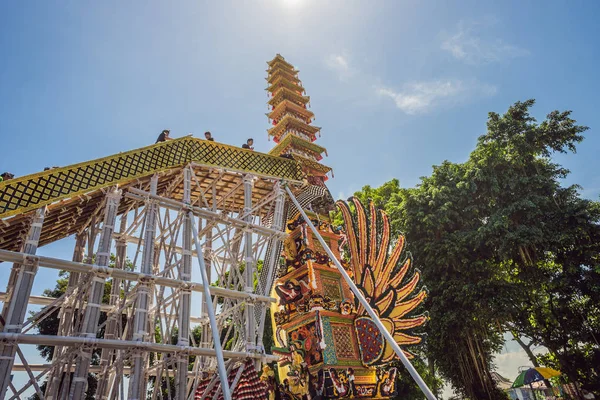 Ubud, Bali, Indonésie-22. dubna 2019: královské korunovační slavnosti. V balijském hinduistském průvodu. Přikázal a Lembu Black Bull symbol dopravy pro ducha k nebi — Stock fotografie