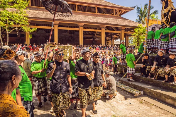 乌布,巴厘岛,印度尼西亚 - 2019年4月22日 : 皇家火葬仪式。巴厘岛印度教徒宗教游行。巴德和伦布黑牛的象征运输的精神到天堂 — 图库照片