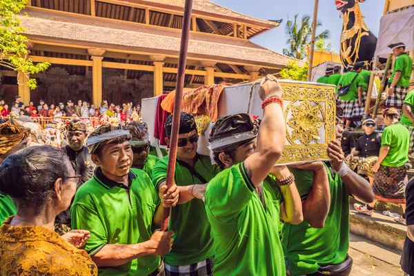 Убуд, Бали, Индонезия - 22 апреля 2019 года: Подготовка к королевской кремации. Балийская индуистская религиозная процессия. Bade и Лембу черный бык символ транспортировки духа на небо — стоковое фото